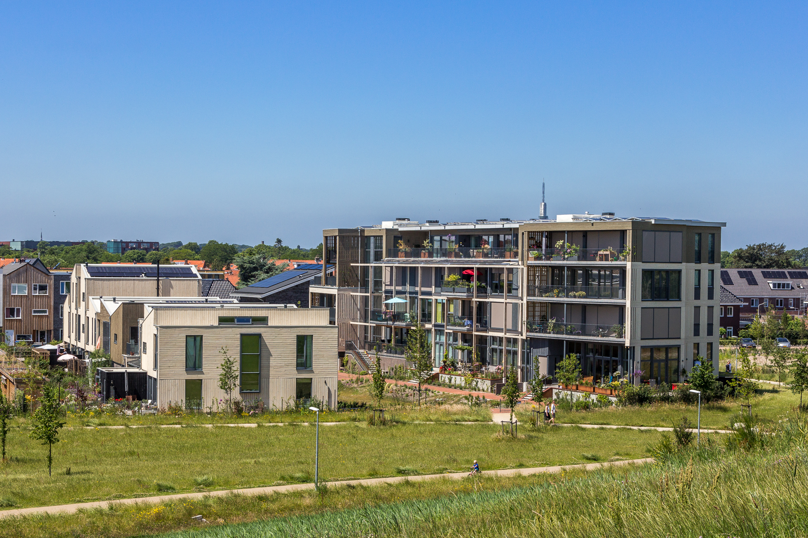Hilversum Almansweide, 8 woningen en 15 appartementen